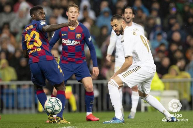 Umtiti, con el Barcelona, y Benzema disputan el balón con De Jong de fondo (Foto: LaLiga).
