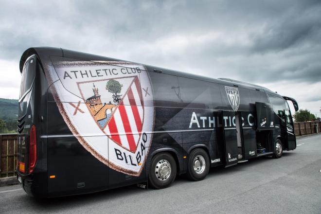 El autobús negro del Athletic Club lleva a la plantilla de Ernesto Valverde.