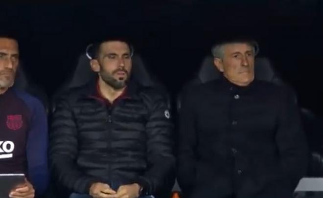 Quique Setién y Sarabia, en el banquillo del Barça.