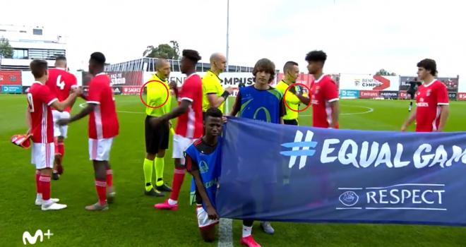 Saludo de los jugadores del Benfica con los árbitros en la Youth League.