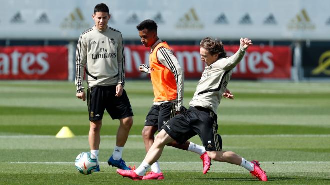 Modric y Rodrygo disputan un balón (Foto: RM).