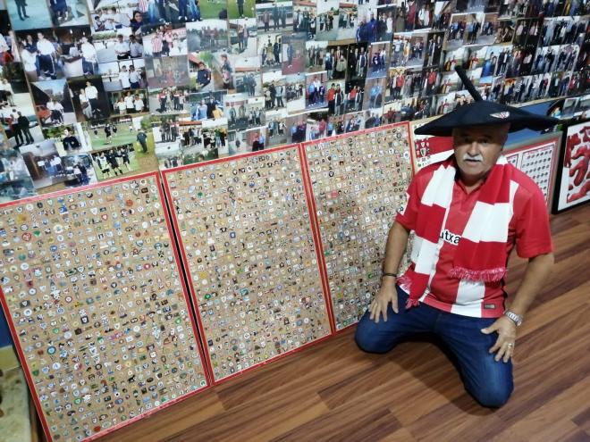 Antonio Navas, más conocido como Dani, posa con su colección de pines del Athletic (Foto: DMQ).
