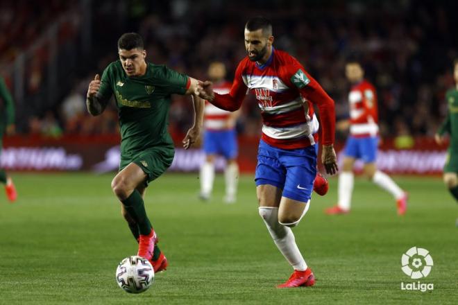 Ander Capa se lleva un balón perseguido por Gonalons (Foto: LaLiga).