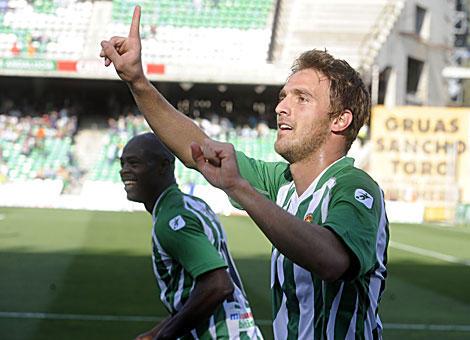 Juan Pablo Caffa celebra un gol con el Betis.