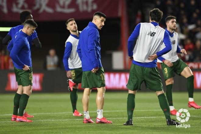 La defensa rojiblanca y San José calentando sobre el césped de Los Cármenes (Foto: LaLiga).