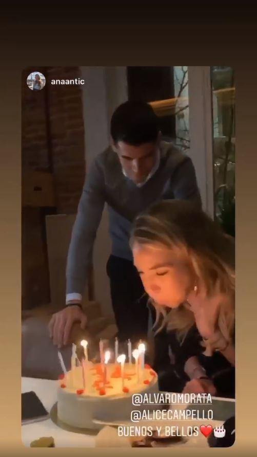 Alice Campello sopla las velas en su tarta de cumpleaños.