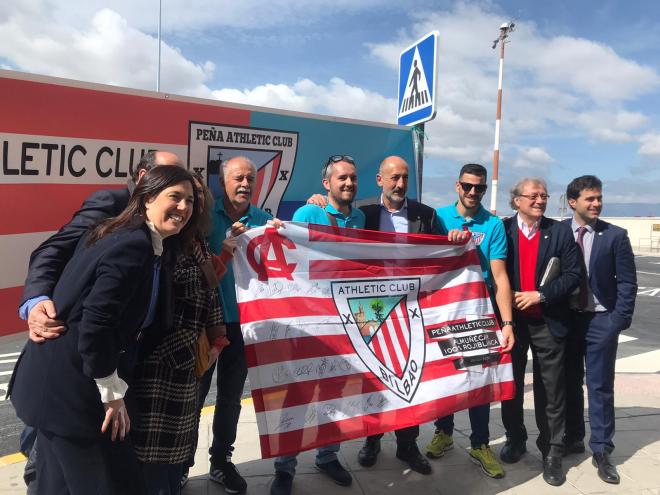 El presidente del Athletic Club, Aitor Elizegi, con la bandera firmada (Foto: DMQ Bizkaia).
