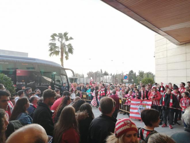 La afición del Athletic espera la salida de los jugadores en la puerta del hotel de Granada.