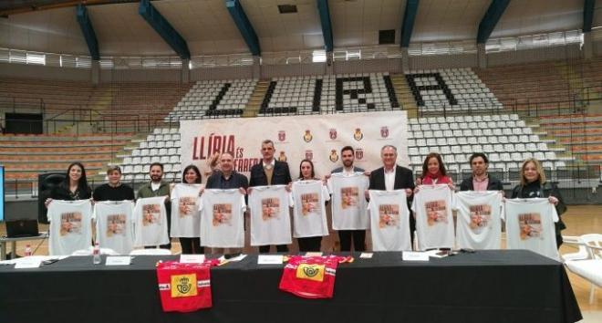 Posado con las camisetas de Llíria como sede del Preolímpico de Balonmano.