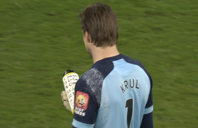 Tim Krul, del Norwich, con los nombres de los lanzadores de penalti del Tottenham apuntados en la botella de agua.