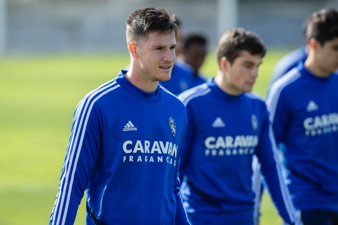 Carlos Vigaray  durante un entrenamiento del Real Zaragoza (Foto: Daniel Marzo).