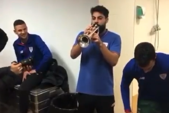Asier Villalibre tocando la trompeta en la fiesta de los leones de Garitano en Los Cármenes.