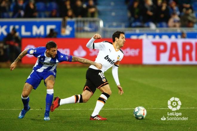 Dani Parejo intenta zafarse de la presión rival (Foto: LaLiga).