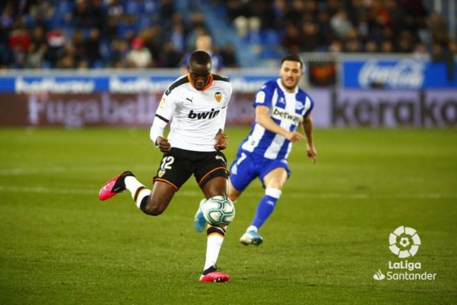 Diakhaby despeja el balón ante la mirada de Lucas Pérez en el Alavés-Valencia (Foto: LaLiga).