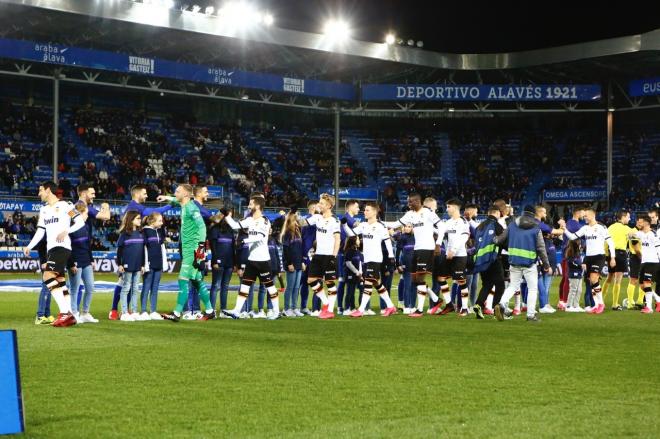 Parejo y el resto de jugadores del Valencia no dieron la mano a los jugadores del Alavés (Foto: LaLiga).