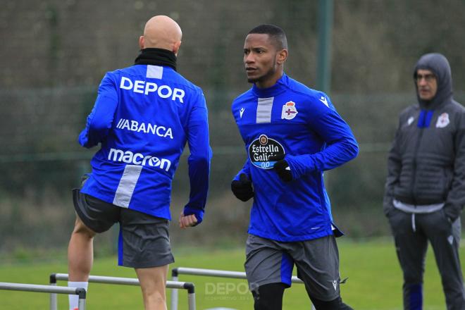 Fernando Vázquez observando el trabajo de Beauvue y Mollejo en el entrenamiento (Foto:RCD)