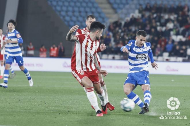 Aketxe aguanta el balón durante el Almería-Dépor (Foto: LaLiga).