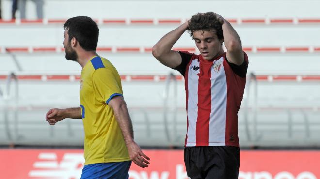 Juan Artola se lamenta en Lezama en un partido de Segunda B ante el Real Unión (Foto: Athletic Club).
