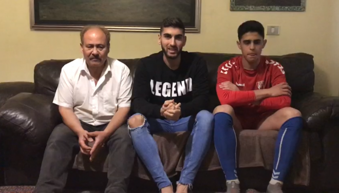 Yaser y Jamal Hamed en casa en Portugalete con su padre.