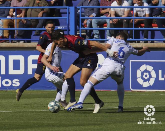 Carlos Hernández presiona a Álex Alegría durante el Extremadura-Oviedo (Foto: LaLiga).