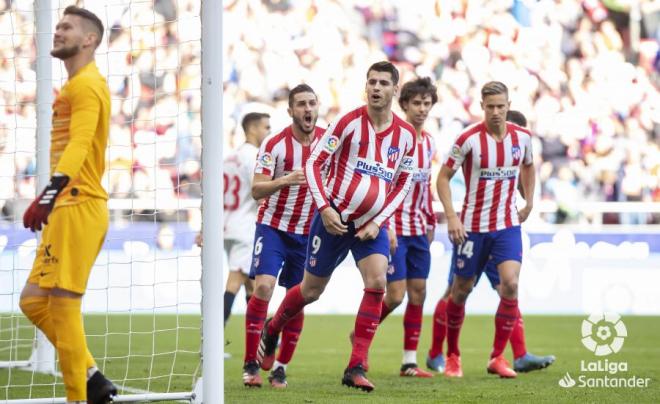 Morata celebra el gol ante el Sevilla con sus compañeros.