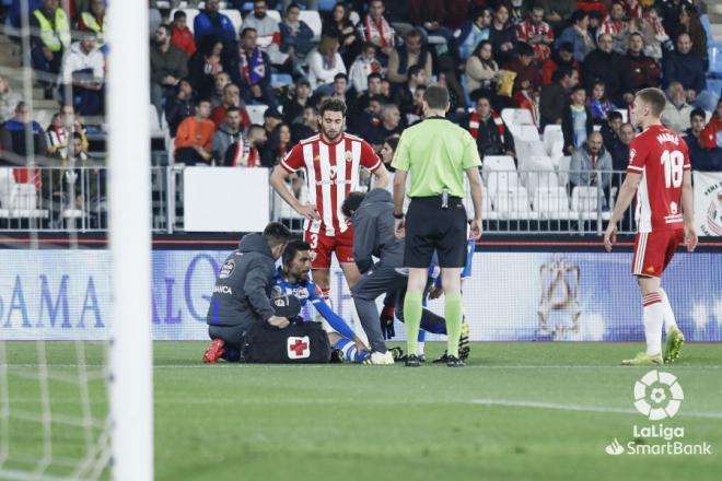 Eneko Bóveda cae lesionado en Almería nada más comenzar el partido (Foto: LaLiga).