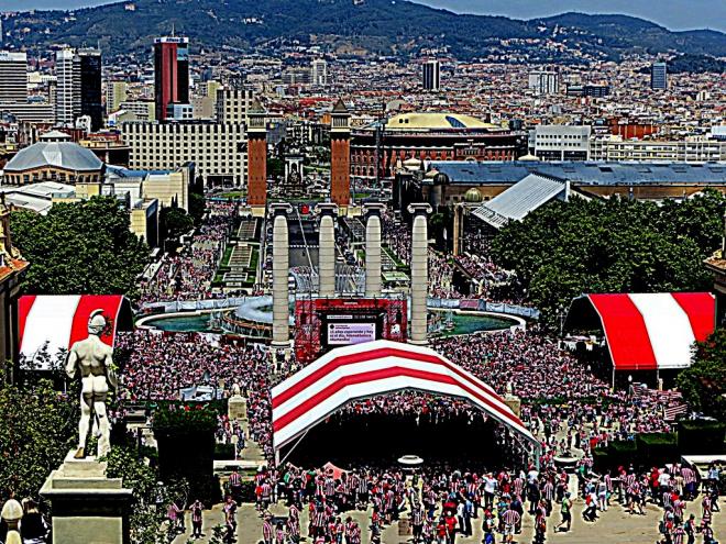 Impresionante Fan Zone del Athletic Club en 2015, en Barcelona: la Bilbao Hiria a reventar de athleticzales para una final de Copa (Foto: DMQ Bizkaia).