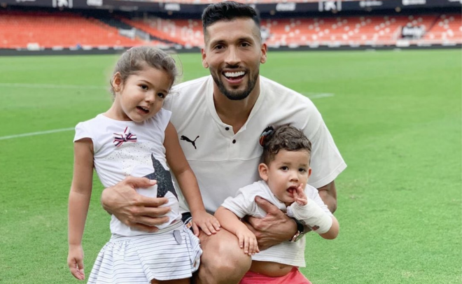 Ezequiel Garay, con sus hijos en el estadio de Mestalla (Foto: Instagram).