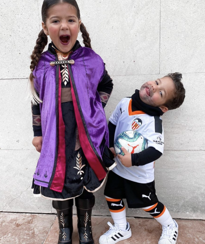 Shaila y Antonio, los hijos de Ezequiel Garay y Tamara Gorro, disfrazados para una fiesta en su colegio (Foto: Instagram).