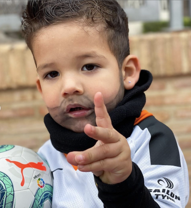 Antonio, hijo de Tamara Gorro, disfrazado de su padre Ezequiel Garay (Foto: Instagram).