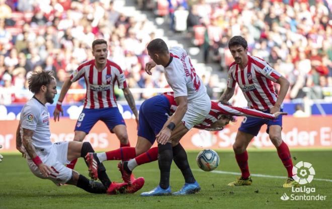 Joao Félix, entre Diego Carlos y Gudelj (Foto: LaLiga).