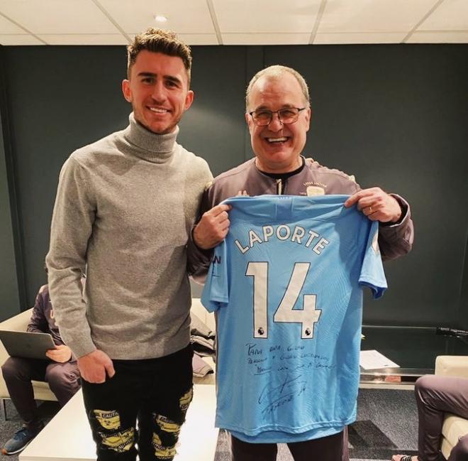 Aymeric Laporte regaló a Marcelo Bielsa una camiseta del City con su nombre y una cariñosa dedicatoria (Foto: @Laporte).