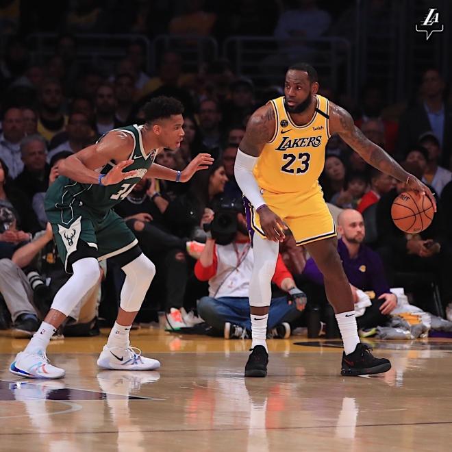LeBron James protege el balón ante Giannis Antetokounmpo en un partido de esta temporada NBA.