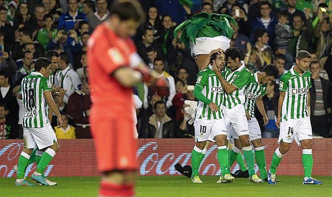 Los jugadores del Betis celebran el gol de Beñat ante el Real Madrid.