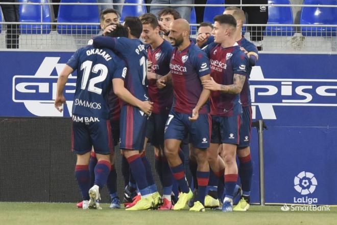 Los jugadores del Huesca abrazan a Okazaki (Foto: LaLiga).