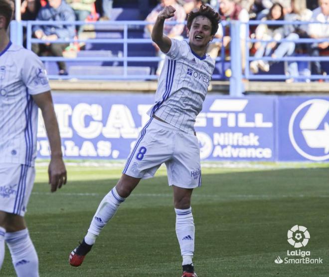 Marco Sangalli celebra el 0-2 en el Extremadura-Oviedo (Foto: LaLiga).