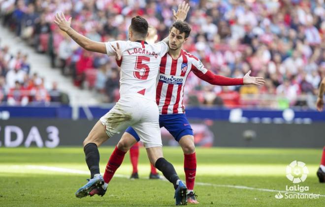 Ocampos y Hermoso, en el Atlético - Sevilla de la temporada 19/20 (Foto: LaLiga).