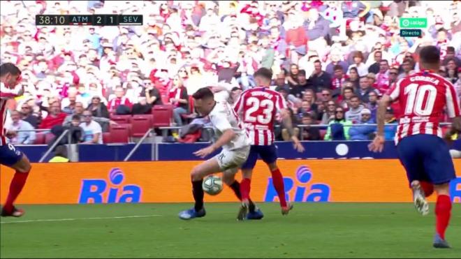 Penalti de Trippier a Lucas Ocampos en el Atlético de Madrid - Sevilla FC.