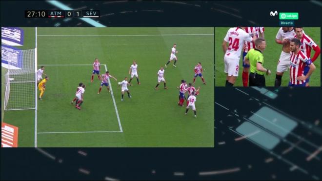 Revisión del VAR del penalti de Diego Carlos ante el Atlético.