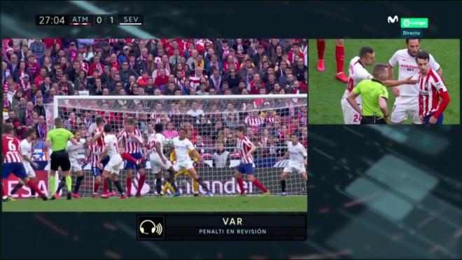Revisión del penalti por manos de Diego Carlos ante el Atlético.