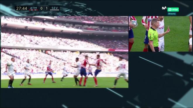 Revisión del VAR del penalti de Diego Carlos ante el Atlético en la temporada 2019-20.