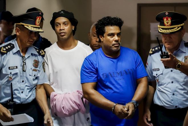 Ronaldinho y su hermano Roberto, llegan esposados al Palacio de Justicia de Paraguay (Foto: EFE).