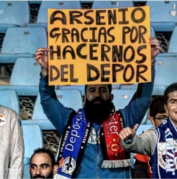 Un aficionado del Dépor muestra una pancarta dedicada a Arsenio Iglesias (Foto: @foromdenews).