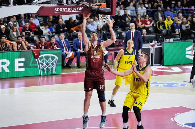 Vidmar finaliza cerca del aro (Foto: Eurocup).