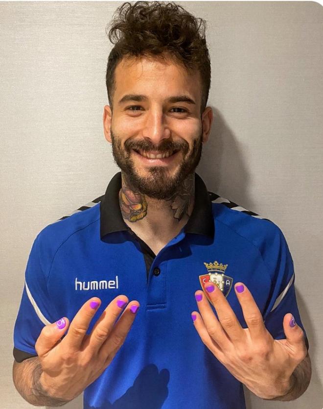 Rubén García, con las uñas pintadas de morado.