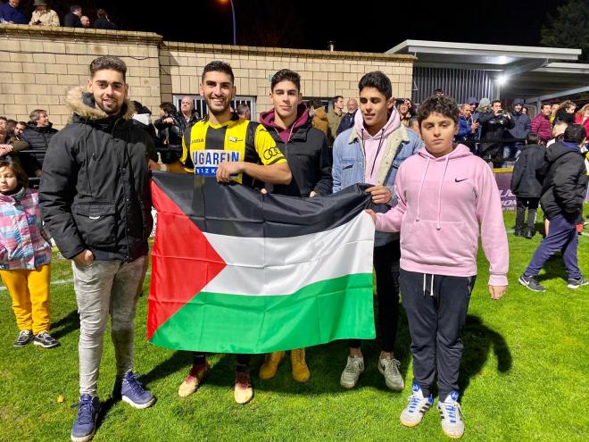Yaser Hamed posa en La Florida con una bandera de Palestina.