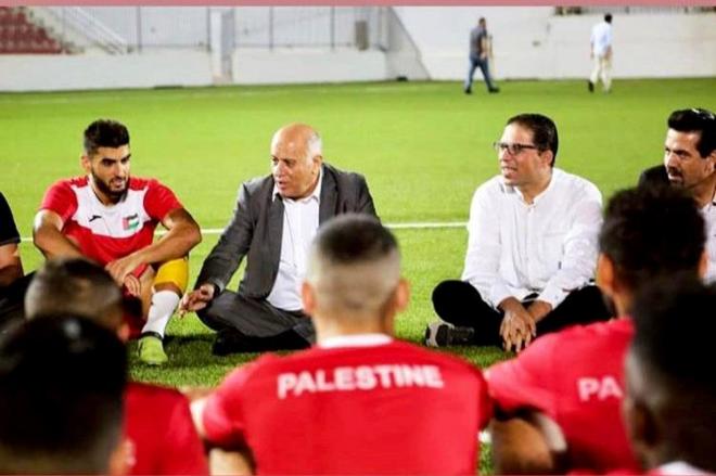 El seleccionador de Palestina charla con sus pupilos.