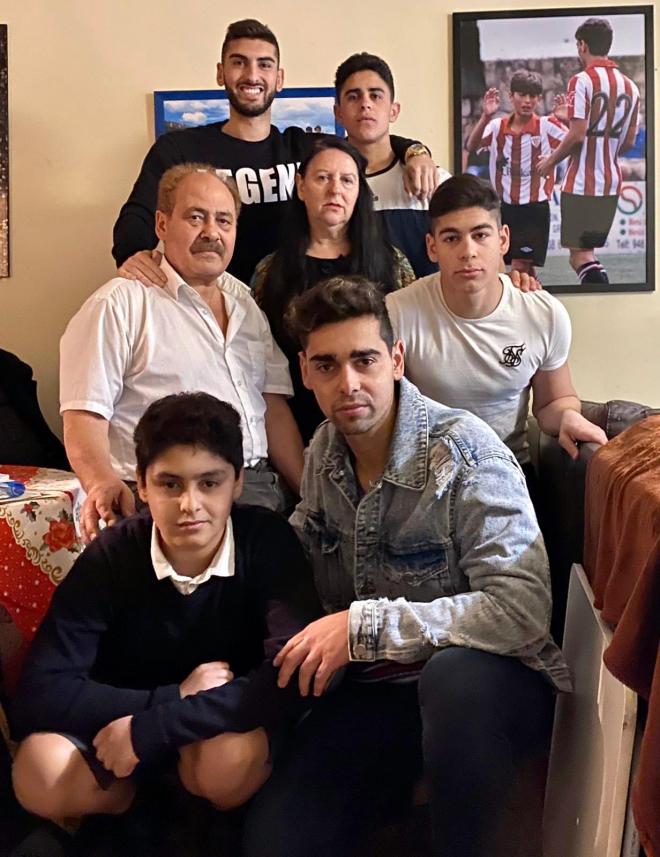 La familia de Yaser Hamed con un cuadro de su etapa en el Athletic Club.