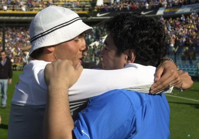 Maradona y Tevez, dándose un beso en 2004.