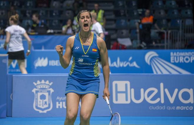 Carolina Marín celebra un punto durante un torneo.
